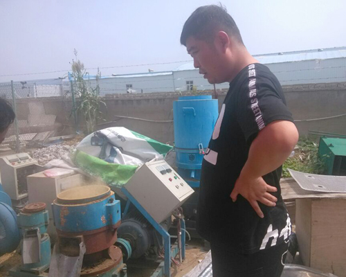 河南鄭州客戶：300型動盤顆粒機壓制煙桿顆粒
